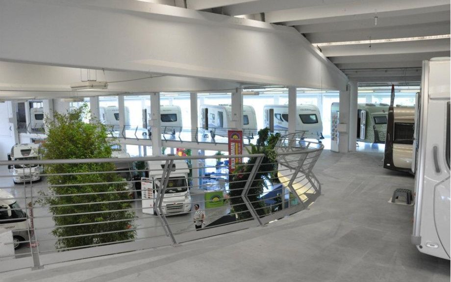 Insediamento commerciale espositivo · Ristrutturazione e ampliamento